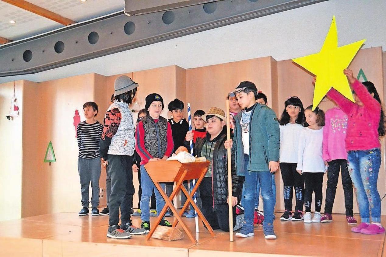 Ein großes Lob haben die Selber Schulen verdient, die mit Krippenspiel, Liedern und Gedichten auf Weihnachten einstimmen. Ein großes Lob haben die Selber Schulen verdient, die mit Krippenspiel, Liedern und Gedichten auf Weihnachten einstimmen.
