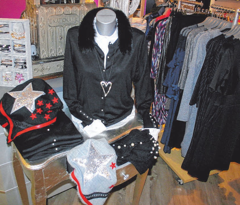 In der Modeboutique Frauenzimmer werden modische Weihnachtsschnäppchen angeboten. In der Modeboutique Frauenzimmer werden modische Weihnachtsschnäppchen angeboten.