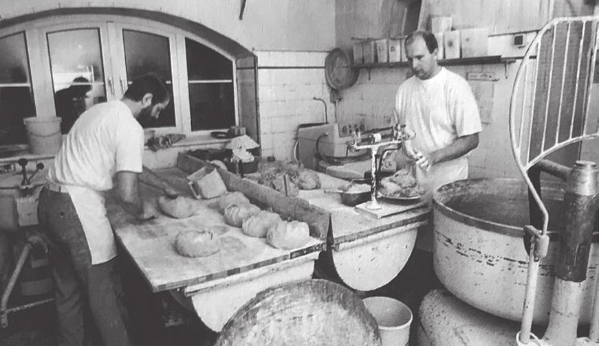 Bäckerei Claus Schulze 1994. Fotos (3): Repro aus der „Geschichte Vorsfeldes“, Stadtarchiv Wolfsburg Bäckerei Claus Schulze 1994. Fotos (3): Repro aus der „Geschichte Vorsfeldes“, Stadtarchiv Wolfsburg