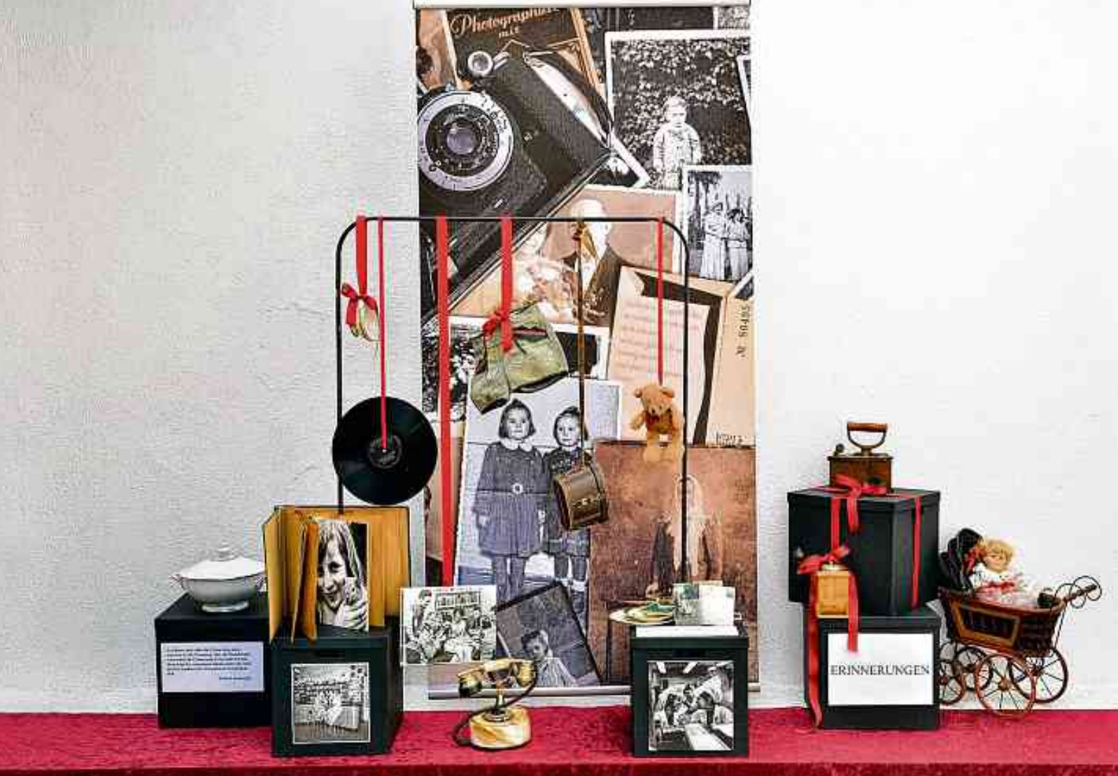 Das aktuelle Schaufenster des Bestattungshauses thematisiert die Erinnerungen. GESTALTUNG/FOTO: AGENTUR ERASMUS A. BAUMEISTER Das aktuelle Schaufenster des Bestattungshauses thematisiert die Erinnerungen. GESTALTUNG/FOTO: AGENTUR ERASMUS A. BAUMEISTER