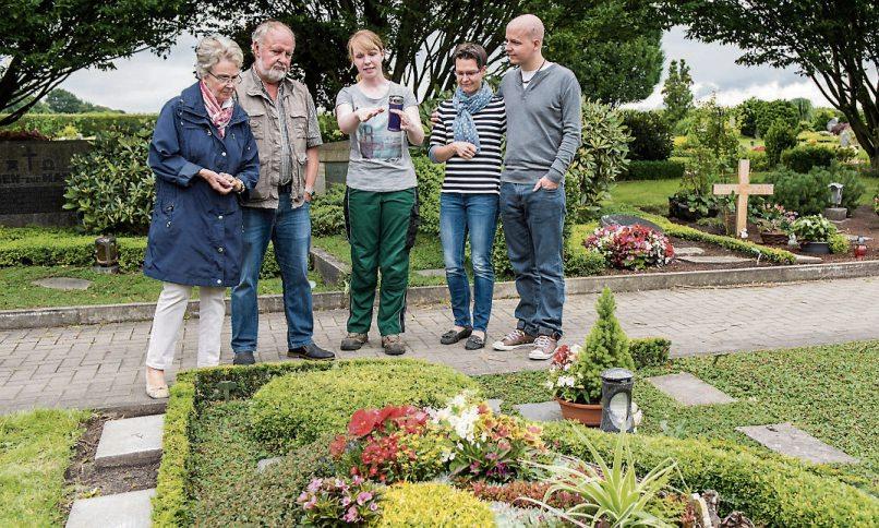 Die Grabbepflanzung und die dazugehörige Kundenberatung gehören zu den wichtigsten Leistungen von Friedhofsgärtnern. Bild: djd-mk/Gesellschaft deutscher Friedhofsgärtner/Caroline Seidel