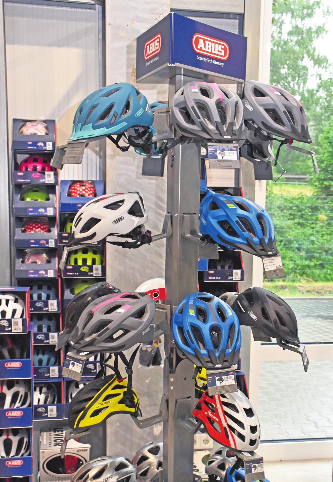 Safety first: Für eine sichere Fahrt finden die Kunden eine große Auswahl an Fahrradhelmen. Foto: Tanja Schulte-Saß