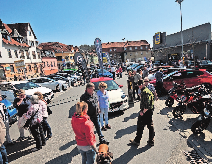 Autohäuser präsentieren auf dem Edeka-Parkplatz neue Modelle. Foto: Stadtverw. Autohäuser präsentieren auf dem Edeka-Parkplatz neue Modelle. Foto: Stadtverw.