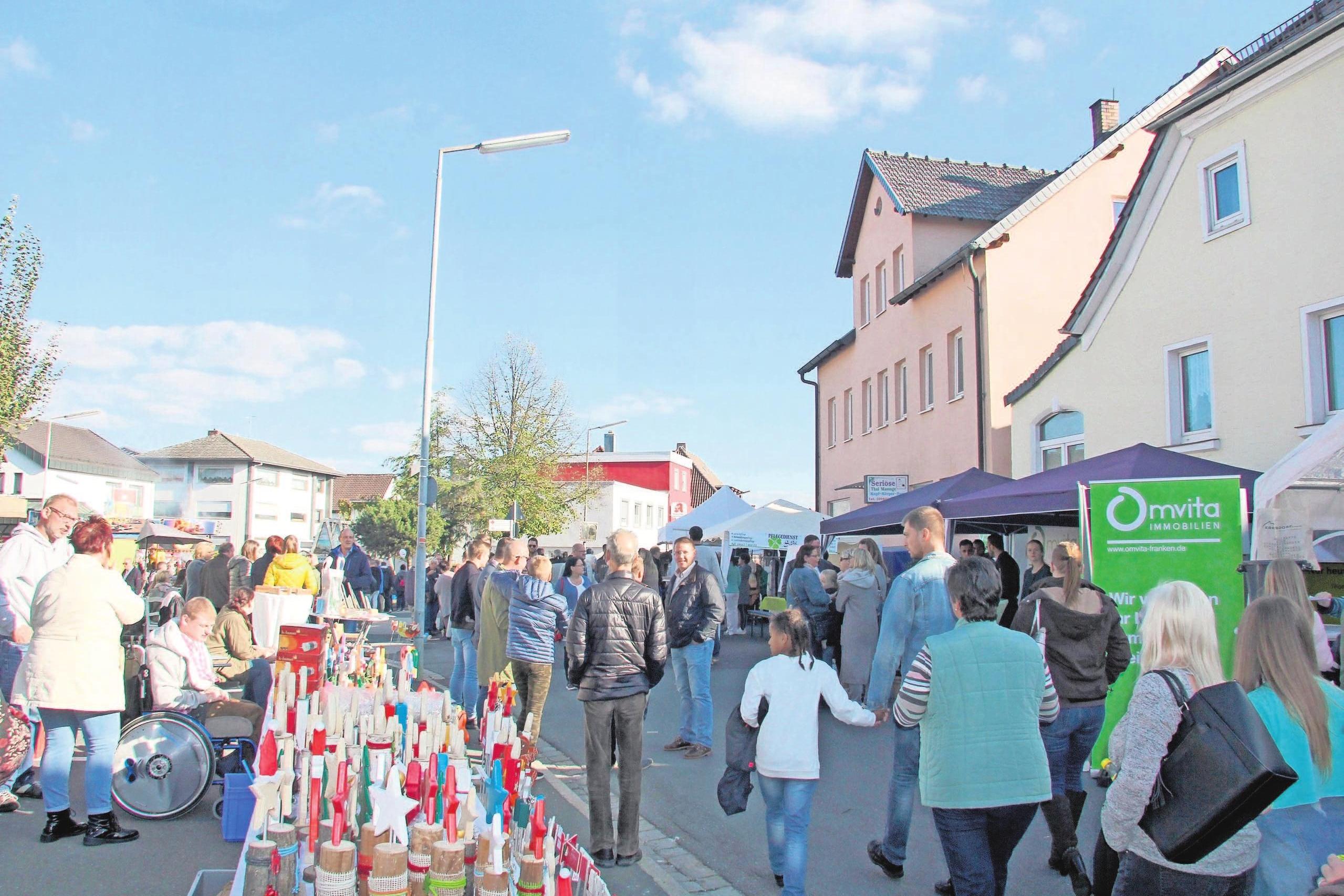 Reges Markttreiben: Auch Vereine, wie der Obst- und Gartenbauverein Ebersdorf-Frohnlach, sind vertreten. Fotos: kat Reges Markttreiben: Auch Vereine, wie der Obst- und Gartenbauverein Ebersdorf-Frohnlach, sind vertreten. Fotos: kat