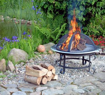 Feuerstellen sorgen für ein gemütliches Ambiente. Fotos: dpa Feuerstellen sorgen für ein gemütliches Ambiente. Fotos: dpa