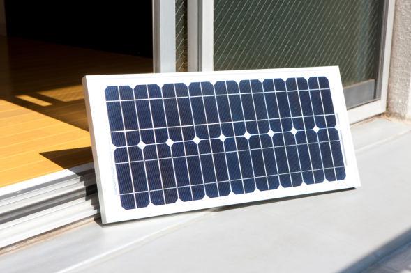 Sonnensammler: Platz für Mini-Photvoltaikanlagen findet sich auch auf der kleinsten Terrasse. FOTO: PAYLESSIMAGES - STOCK.ADOBE.COM