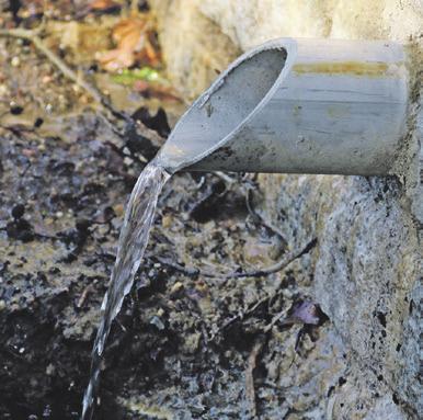 Munter sprudelt das frische Quellwasser aus dem Rohr