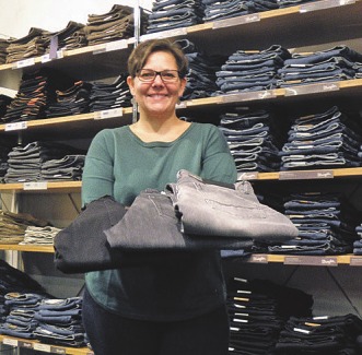 Martina Bieganski präsentiert Jeans in aktuellen Grautönen