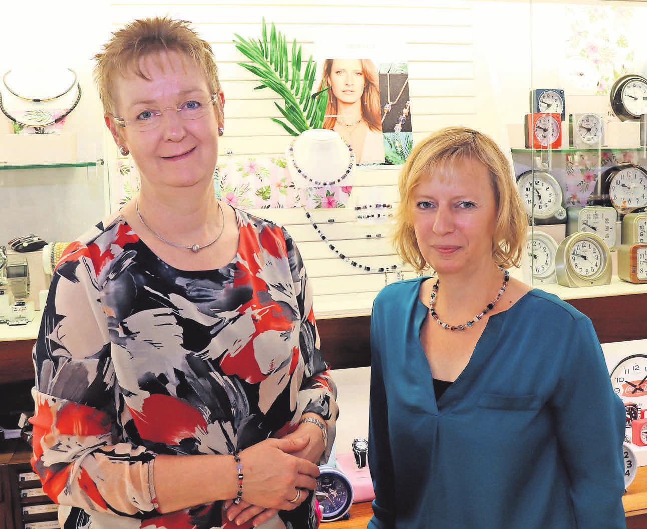 Kathrin Rudolph (links) und Sandra Kulisch zeigen den neuen, sommerlichen Schmuck der Marke Coeur de Lion. Kathrin Rudolph (links) und Sandra Kulisch zeigen den neuen, sommerlichen Schmuck der Marke Coeur de Lion.