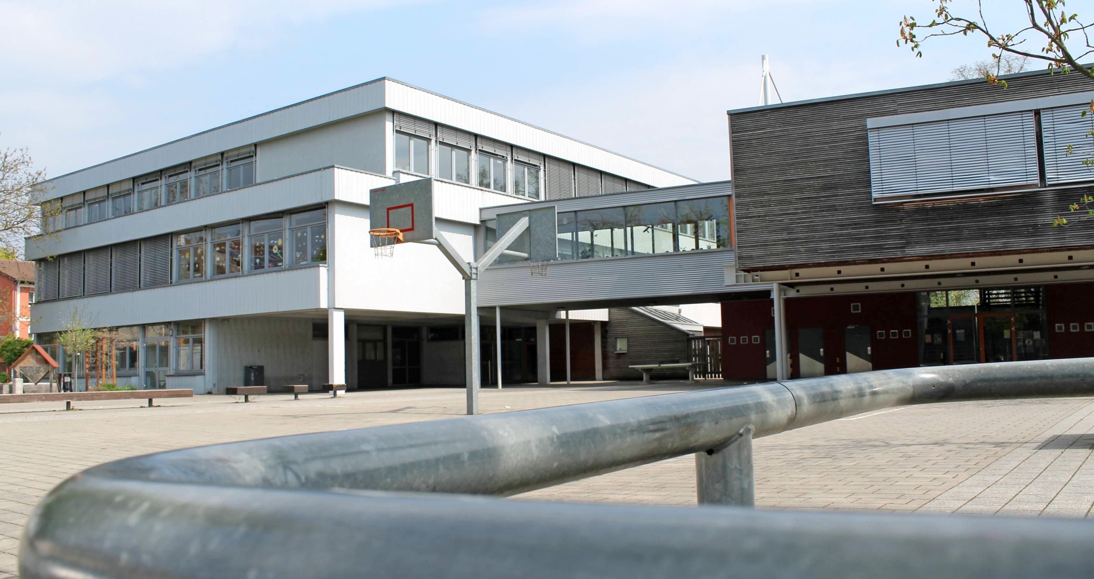 Die Johannes-Häußler-Schule wird zu Beginn des Schuljahres 2020/21 vorübergehender Standort der neuen Verbundschule in Neckarsulm. Für diese wird am Standort altes Hallenbad ein Neubau errichtet. Foto: Archiv/Gajer Die Johannes-Häußler-Schule wird zu Beginn des Schuljahres 2020/21 vorübergehender Standort der neuen Verbundschule in Neckarsulm. Für diese wird am Standort altes Hallenbad ein Neubau errichtet. Foto: Archiv/Gajer