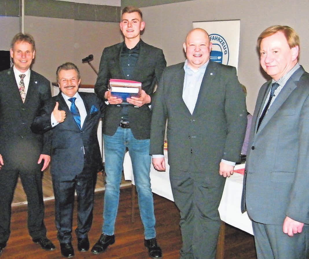 Die besondere Ehrung (v. l.): Stellvertretender Obermeister Stephan Dröse, Jens Kuhs von der Firma Matthies, Conrad Konnopka (Innungsbester Geselle), Obermeister Björn Bigga und Festredner Ingo Gädechens. Die besondere Ehrung (v. l.): Stellvertretender Obermeister Stephan Dröse, Jens Kuhs von der Firma Matthies, Conrad Konnopka (Innungsbester Geselle), Obermeister Björn Bigga und Festredner Ingo Gädechens.