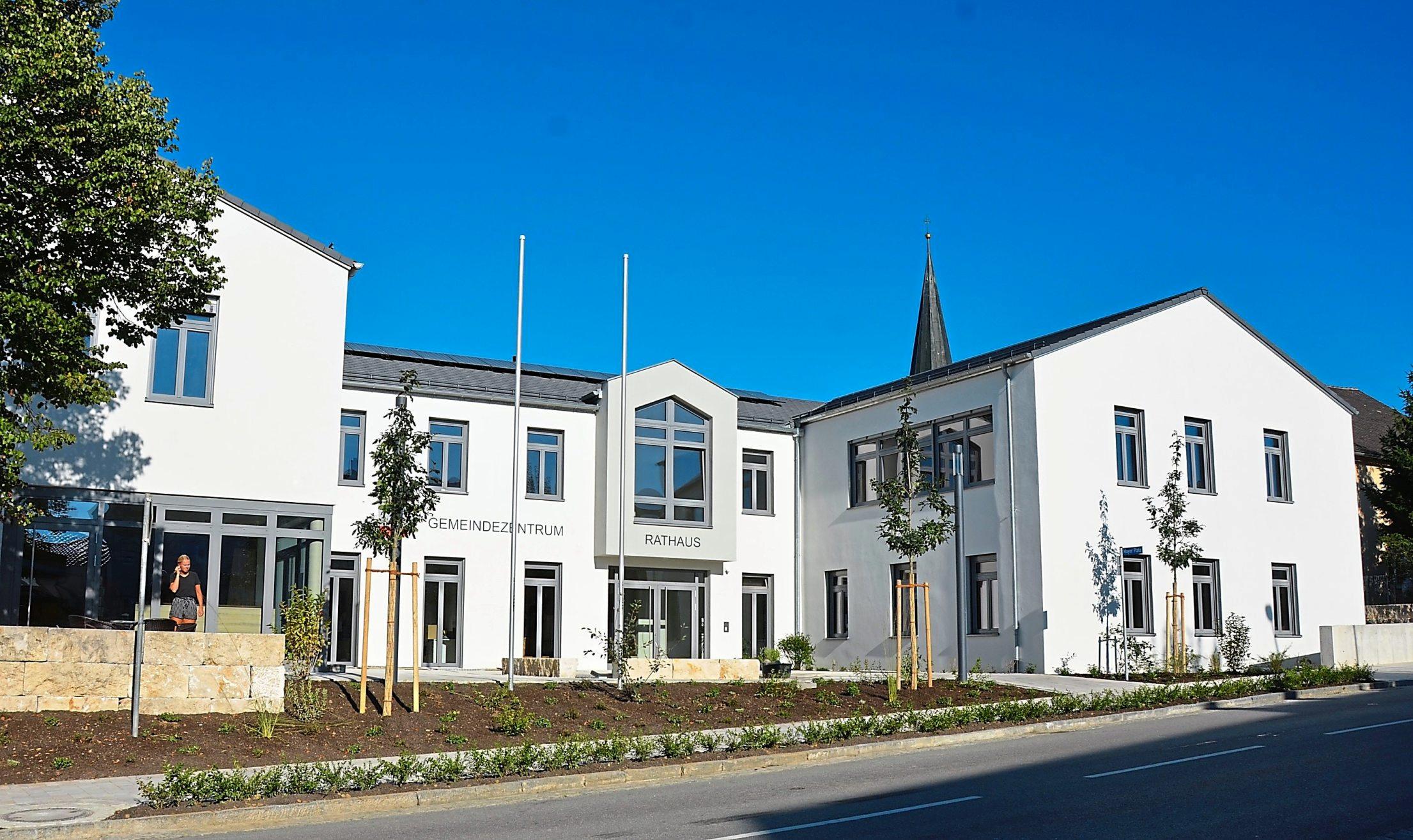Perfekt präsentiert sich das Neue Gemeindezentrum. Sogar die Außenanlagen sind noch nahezu fertig geworden. Fotos: Feldmann Perfekt präsentiert sich das Neue Gemeindezentrum. Sogar die Außenanlagen sind noch nahezu fertig geworden. Fotos: Feldmann