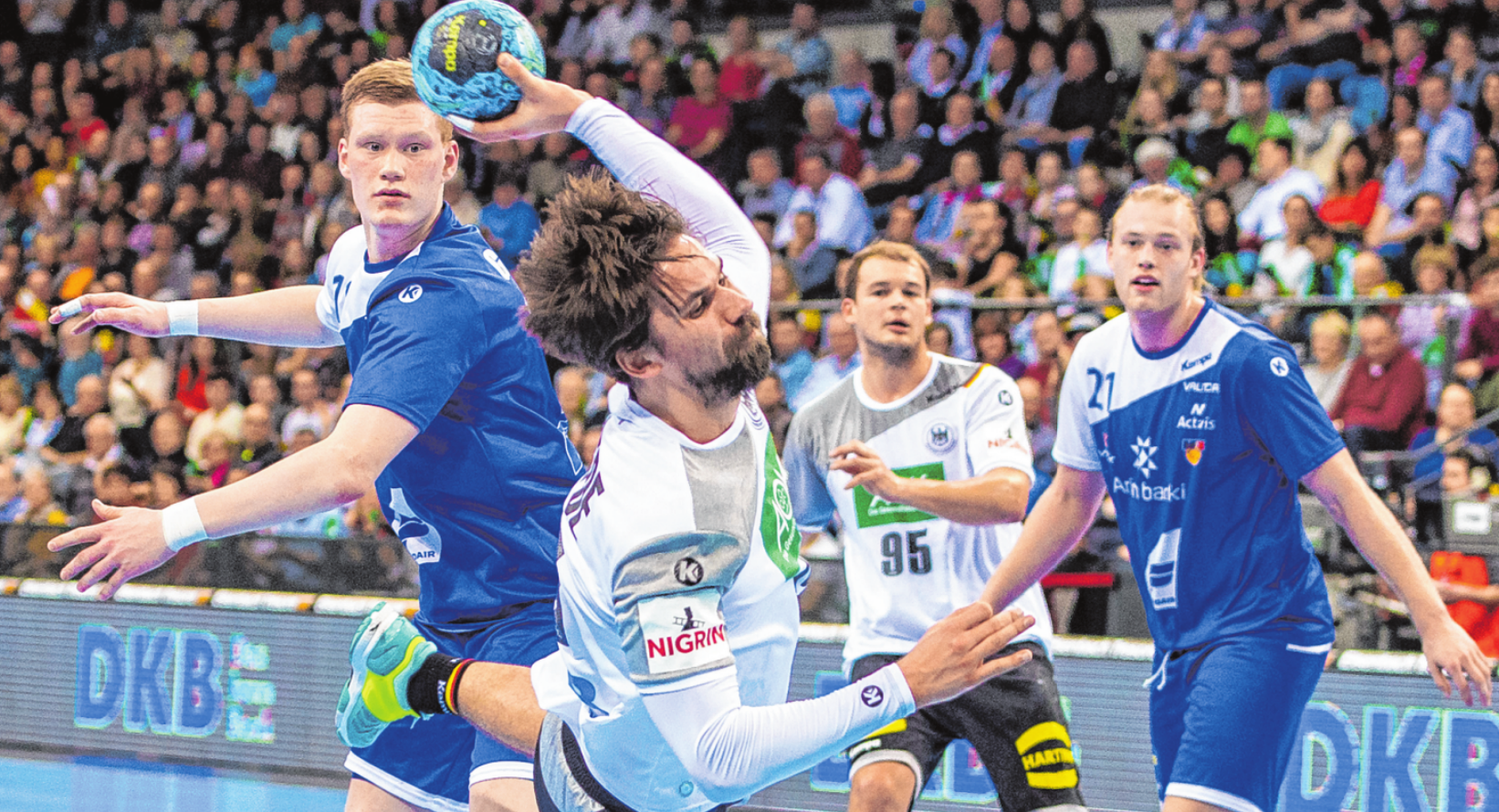 Die Berliner Nationalspieler Fabian Wiede (l.) und Paul Drux können mit ihrem Heimvorteil in der Vorrunde ein entscheidender Faktor für die Mannschaftsleistung sein. FOTO: WOLF/FOTOSTAND Die Berliner Nationalspieler Fabian Wiede (l.) und Paul Drux können mit ihrem Heimvorteil in der Vorrunde ein entscheidender Faktor für die Mannschaftsleistung sein. FOTO: WOLF/FOTOSTAND