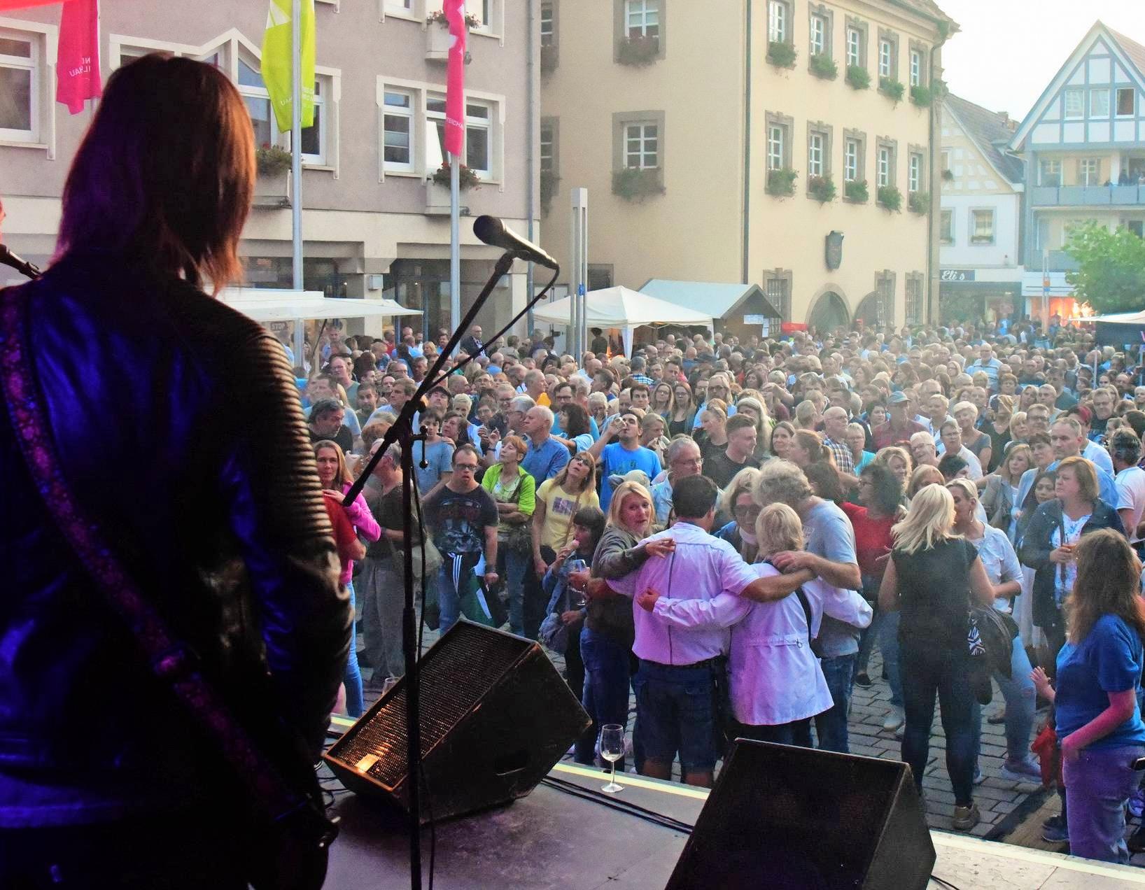 Ob Rock, Pop, Schlager oder Partymusik, ob regnerisch-kühl oder sommerlich-warm: An allen vier Donnerstagen fanden sich zahlreiche Musikbegeisterte auf dem Neckarsulmer Marktplatz ein, um gemeinsam die Open-Airs zu genießen. Foto: Karl-Heinz Leitz Ob Rock, Pop, Schlager oder Partymusik, ob regnerisch-kühl oder sommerlich-warm: An allen vier Donnerstagen fanden sich zahlreiche Musikbegeisterte auf dem Neckarsulmer Marktplatz ein, um gemeinsam die Open-Airs zu genießen. Foto: Karl-Heinz Leitz