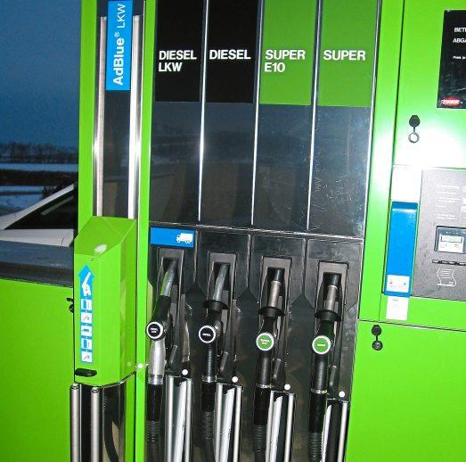 An der Zapfsäule: Diesel, Ad-Blue, Super E5 und Super plus. An der Zapfsäule: Diesel, Ad-Blue, Super E5 und Super plus.