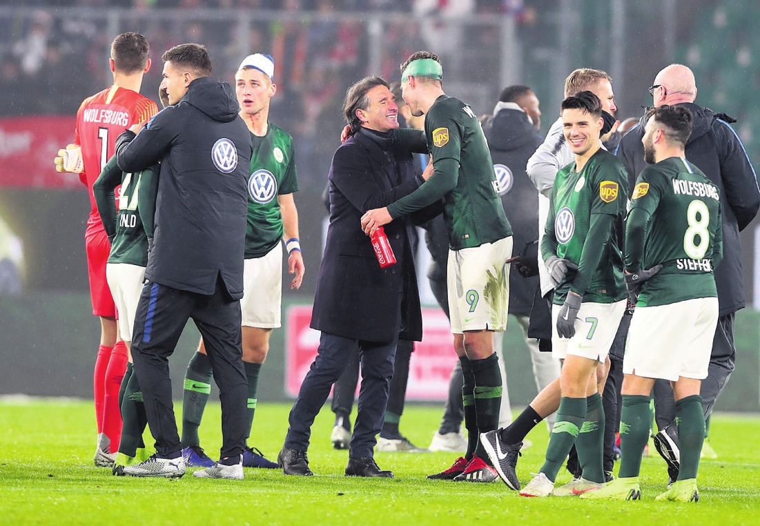 Trotz zweier Verletzungen (Knoche und Weghorst mussten einen Kopfverband tragen) konnte der VfL gegen Leipzig gewinnen. Am heutigen Sonntag müssen die Wölfe bei den Adlern in Frankfurt antreten. Anpfiff ist um 18 Uhr. Foto: Agentur Hübner Trotz zweier Verletzungen (Knoche und Weghorst mussten einen Kopfverband tragen) konnte der VfL gegen Leipzig gewinnen. Am heutigen Sonntag müssen die Wölfe bei den Adlern in Frankfurt antreten. Anpfiff ist um 18 Uhr. Foto: Agentur Hübner