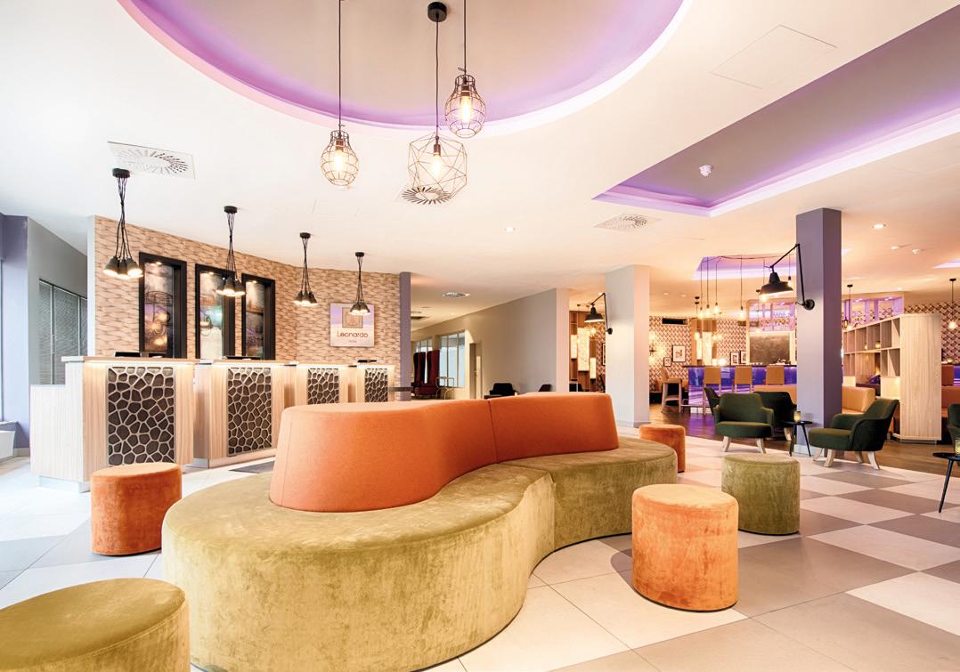 Im Leonardo Hotel lädt das neu gestaltete Open-Lobby-Konzept Gäste zum Verweilen ein. Foto: © Leonardo Hotel Im Leonardo Hotel lädt das neu gestaltete Open-Lobby-Konzept Gäste zum Verweilen ein. Foto: © Leonardo Hotel