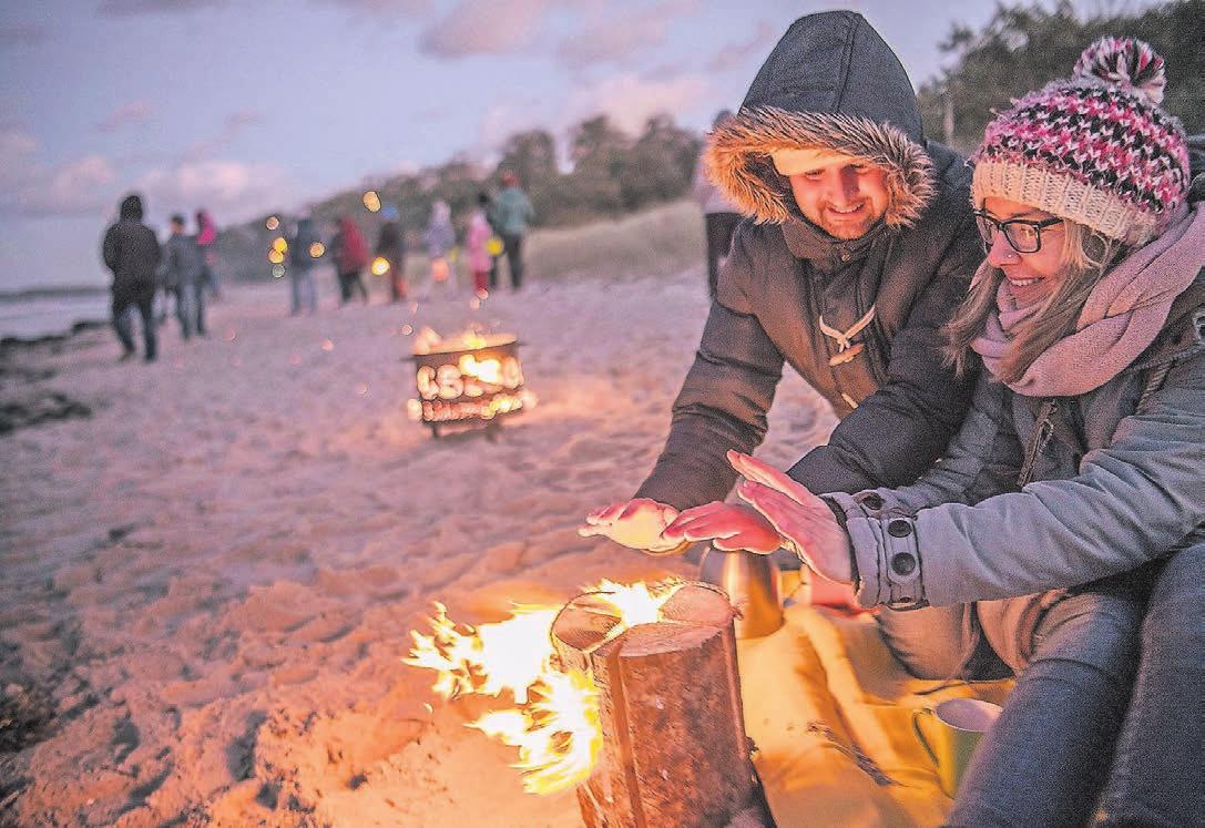 In diesem Winter unbedingt probieren: Am Strandfeuer sitzen und die Atmosphäre genießen. Fotos: www.ostsee-schleswig-holstein.de/Oliver Franke In diesem Winter unbedingt probieren: Am Strandfeuer sitzen und die Atmosphäre genießen. Fotos: www.ostsee-schleswig-holstein.de/Oliver Franke