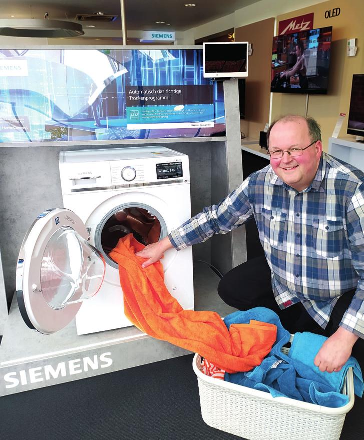 Thomas Kolada berät Kunden zu den neuen Energieeffizienz-Klassen und den Vorzügen moderner Waschmaschinen