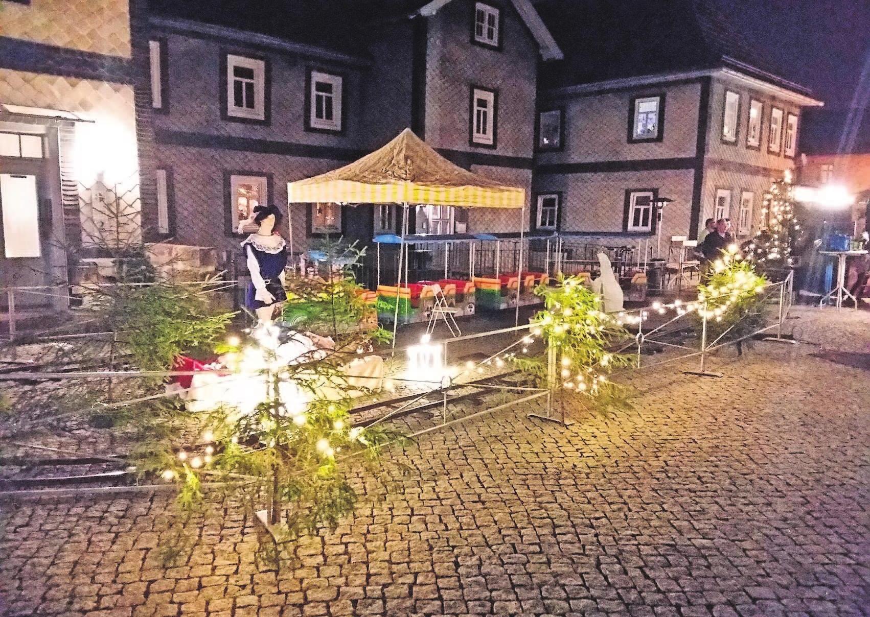 Für die jüngsten Besucher fährt auch in diesem Jahr wieder die Märchen-Kindereisenbahn in Schalkau. Für die jüngsten Besucher fährt auch in diesem Jahr wieder die Märchen-Kindereisenbahn in Schalkau.
