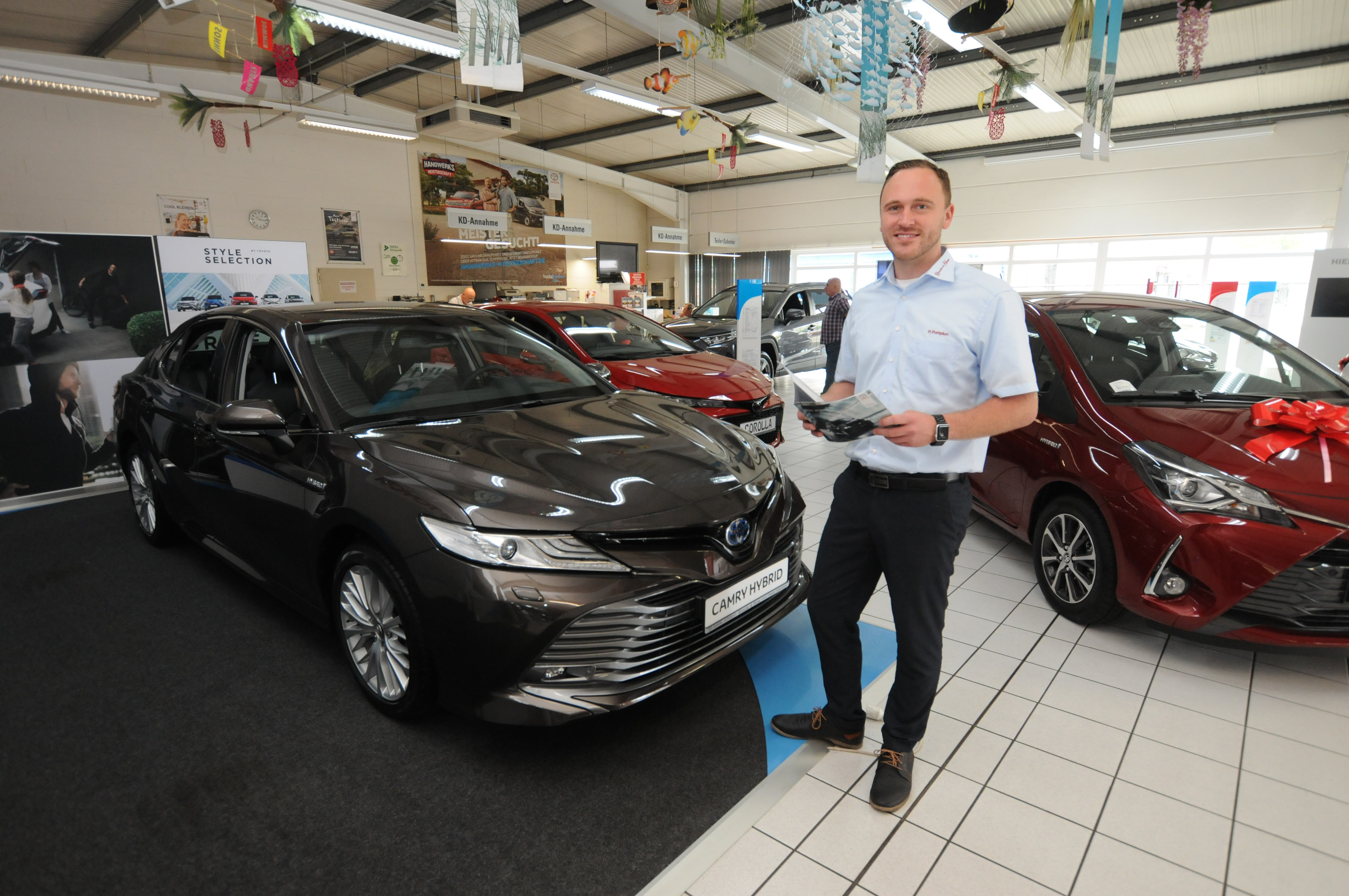 Verkäufer Pascal Pomplun weist auf die vielen Vorzüge des Toyota Camry Hybrid hin. Verkäufer Pascal Pomplun weist auf die vielen Vorzüge des Toyota Camry Hybrid hin.