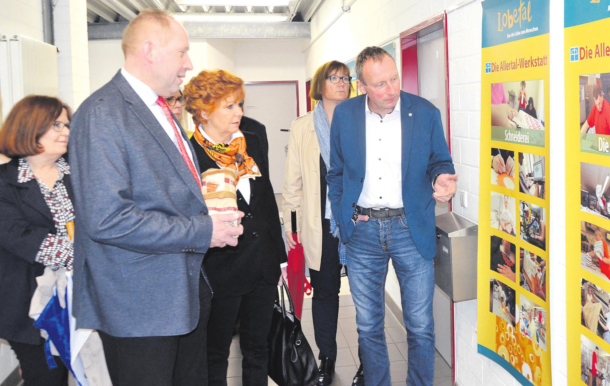 Christine Petersen (von links), Thomas Adasch, Barbara Havliza, Ulrike Drömann und Rainer Nelskamp an den Plakaten im Flur der Allertal-Werkstatt, auf denen die vielen Arbeitsbereiche für Menschen mit Beeinträchtigung aufgezeigt werden. Foto: Wasinski Christine Petersen (von links), Thomas Adasch, Barbara Havliza, Ulrike Drömann und Rainer Nelskamp an den Plakaten im Flur der Allertal-Werkstatt, auf denen die vielen Arbeitsbereiche für Menschen mit Beeinträchtigung aufgezeigt werden. Foto: Wasinski