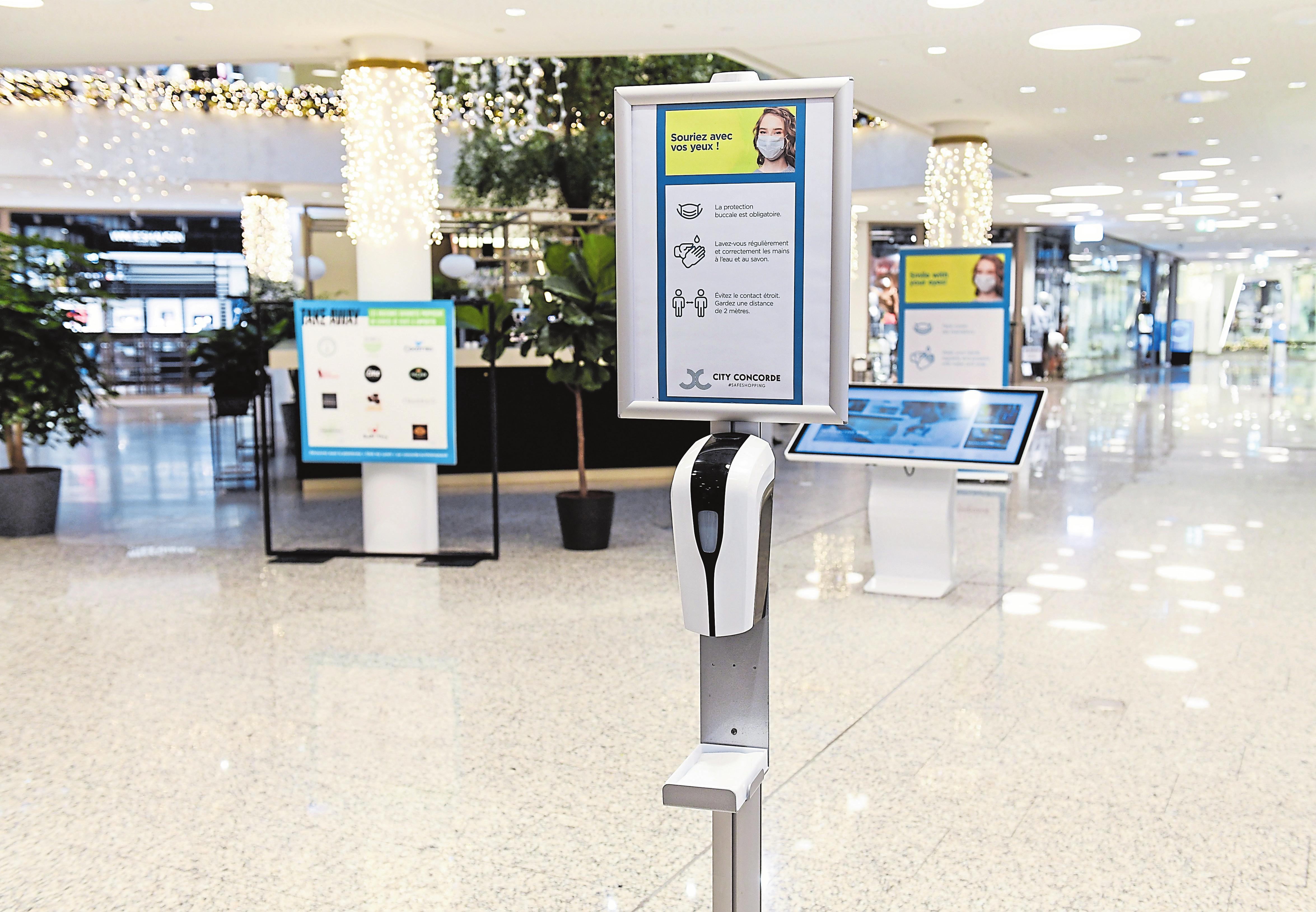 Près de chaque entrée et aux grands croisements de la galerie, des distributeurs de gel hydroalcoolique sont mis à disposition des clients.