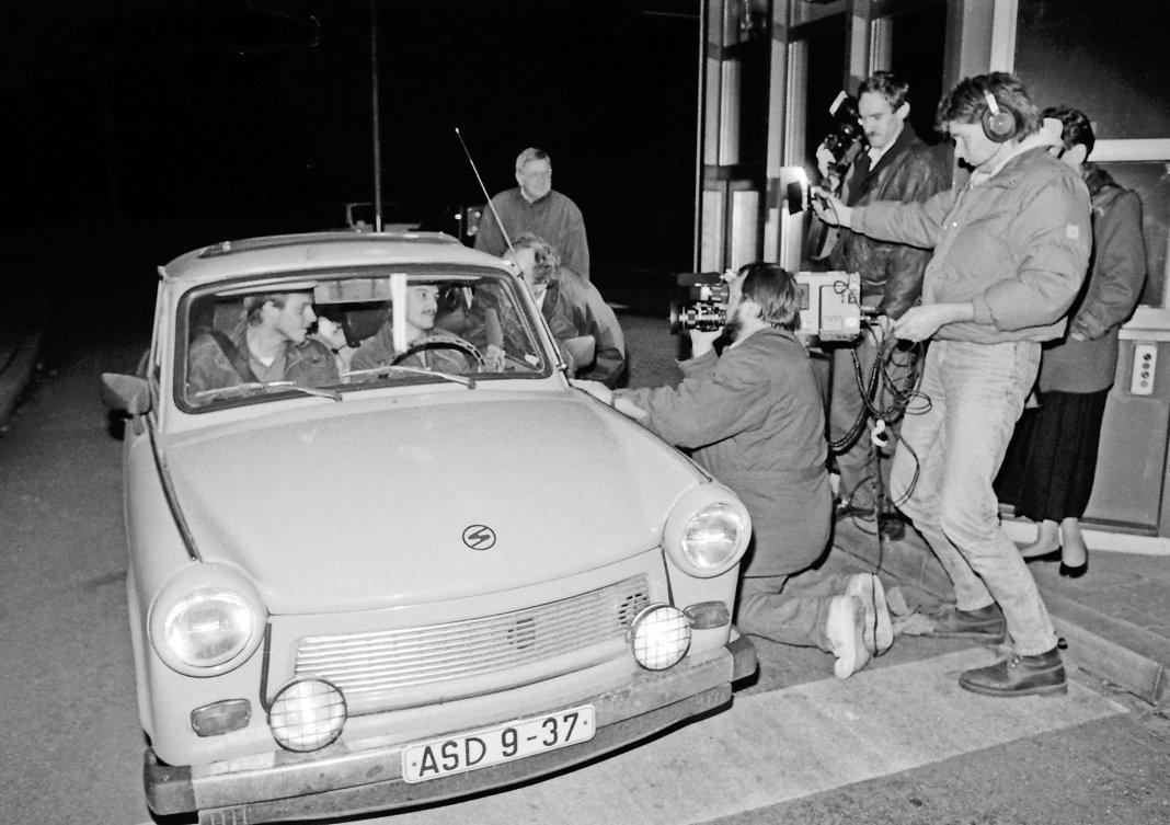 Nach der Grenzöffnung passiert das erste Auto aus der DDR am Abend des 9. November 1989 den Grenzübergang zwischen Selmsdorf und Schlutup – das Westfernsehen ist live dabei. FOTO: LÜBECKER NACHRICHTEN Nach der Grenzöffnung passiert das erste Auto aus der DDR am Abend des 9. November 1989 den Grenzübergang zwischen Selmsdorf und Schlutup – das Westfernsehen ist live dabei. FOTO: LÜBECKER NACHRICHTEN