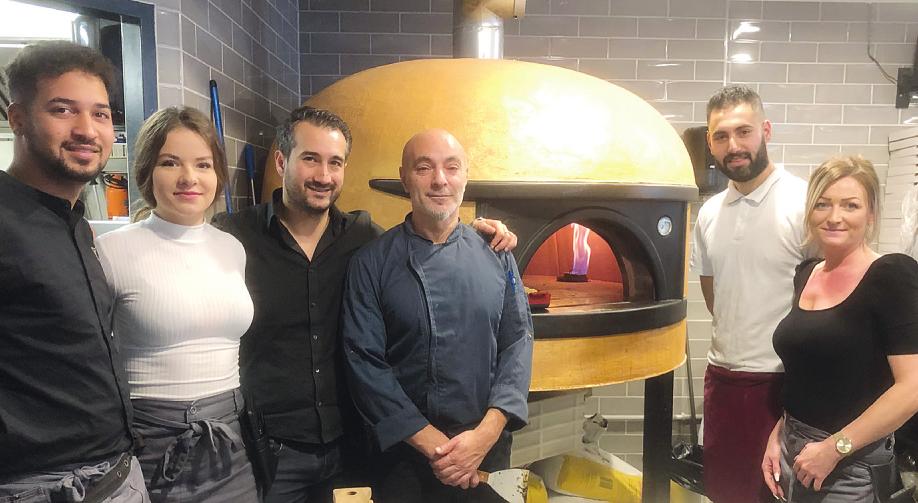 Stolz präsentieren „Opposti“-Chef Iman Khosravi (3. v. l.) und sein Team den prächtigen Steinofen für handgemachte Pizza wie in Italien. Fotos: Skibbe