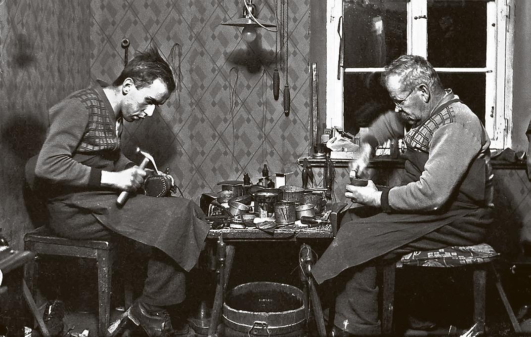 Schuhmacher Wilhelm Künstle senj (re.) mit Sohn Wilhelm Künstle (li.), der das Schuhmachergeschäft weitergeführt und an seinen Sohn Karl übergeben hat. Erst 2013 wurde es geschlossen. Fotografiert hat Otto Künstle, Bruder von Wilhelm Künstle junior (li.) – sie waren die „Pfrondorfer Fotografen“. Mit einer Plattenkamera, die sie sich 1929 für 52 Mark kauften, dokumentierten sie bis in die 50er Jahre hinein regelmäßig das Leben im Dorf.