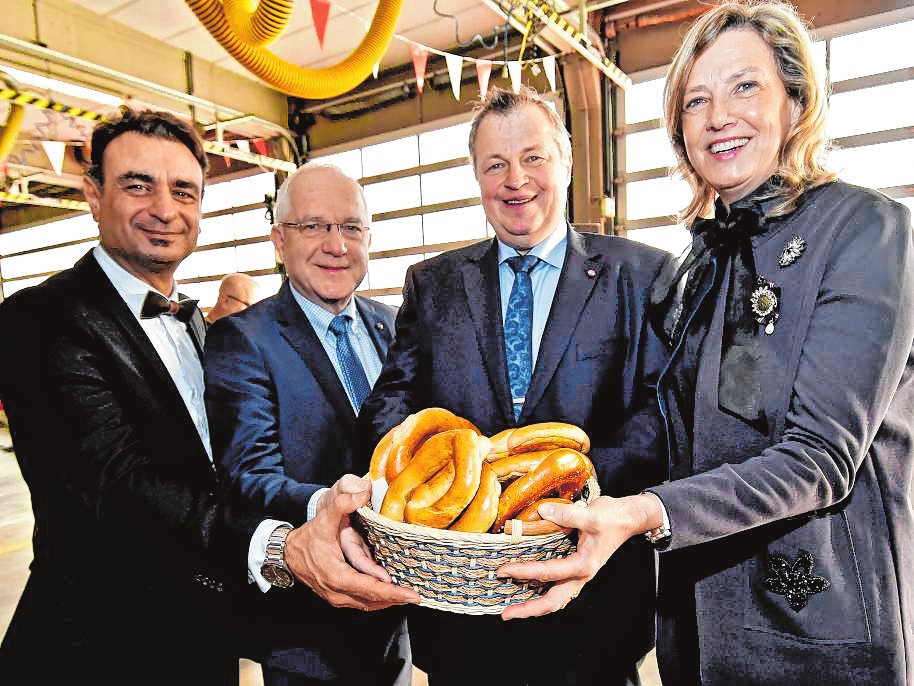 Brezeln für alle: Die Gastgeber Stadtrat Adil Oyan, Erster Stadtrat Helmut Sachwitz, Bürgermeister Rolf Richter und Stadtverordnetenvorsteherin Christine Deppert (v.l.). Brezeln für alle: Die Gastgeber Stadtrat Adil Oyan, Erster Stadtrat Helmut Sachwitz, Bürgermeister Rolf Richter und Stadtverordnetenvorsteherin Christine Deppert (v.l.).