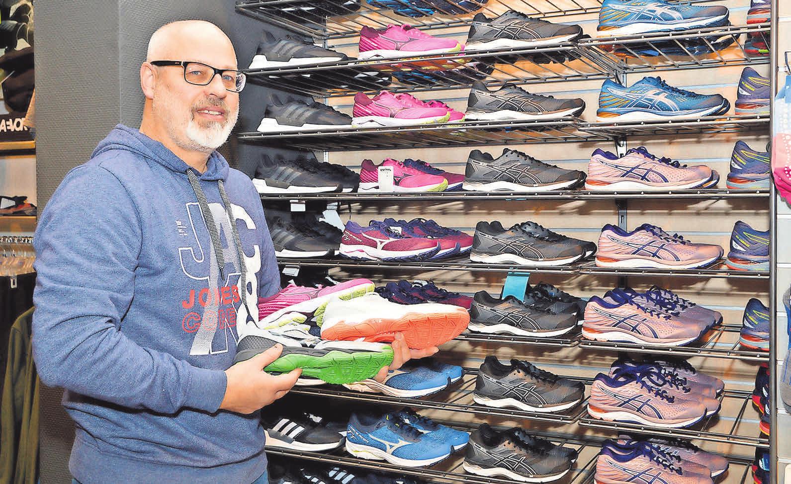 Jürgen Schulz zeigt einige Modelle der Marke Mizuno. Am verkaufsoffenen Sonntag wird ein Test-Van eine große Auswahl an Sportschuhen dieses Herstellers mitbringen. Jürgen Schulz zeigt einige Modelle der Marke Mizuno. Am verkaufsoffenen Sonntag wird ein Test-Van eine große Auswahl an Sportschuhen dieses Herstellers mitbringen.