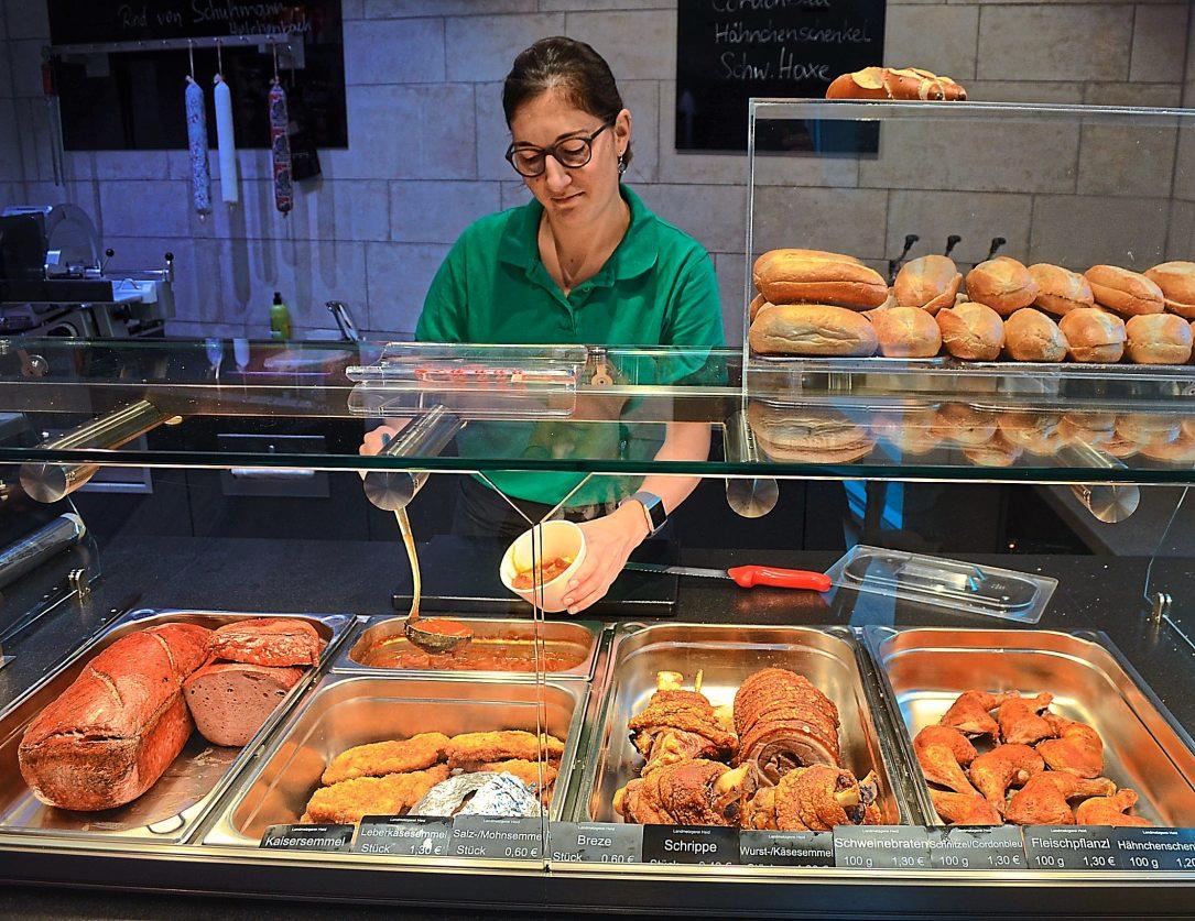 Der warme Leberkäse ist der Klassiker in der heißen Theke. Der warme Leberkäse ist der Klassiker in der heißen Theke.