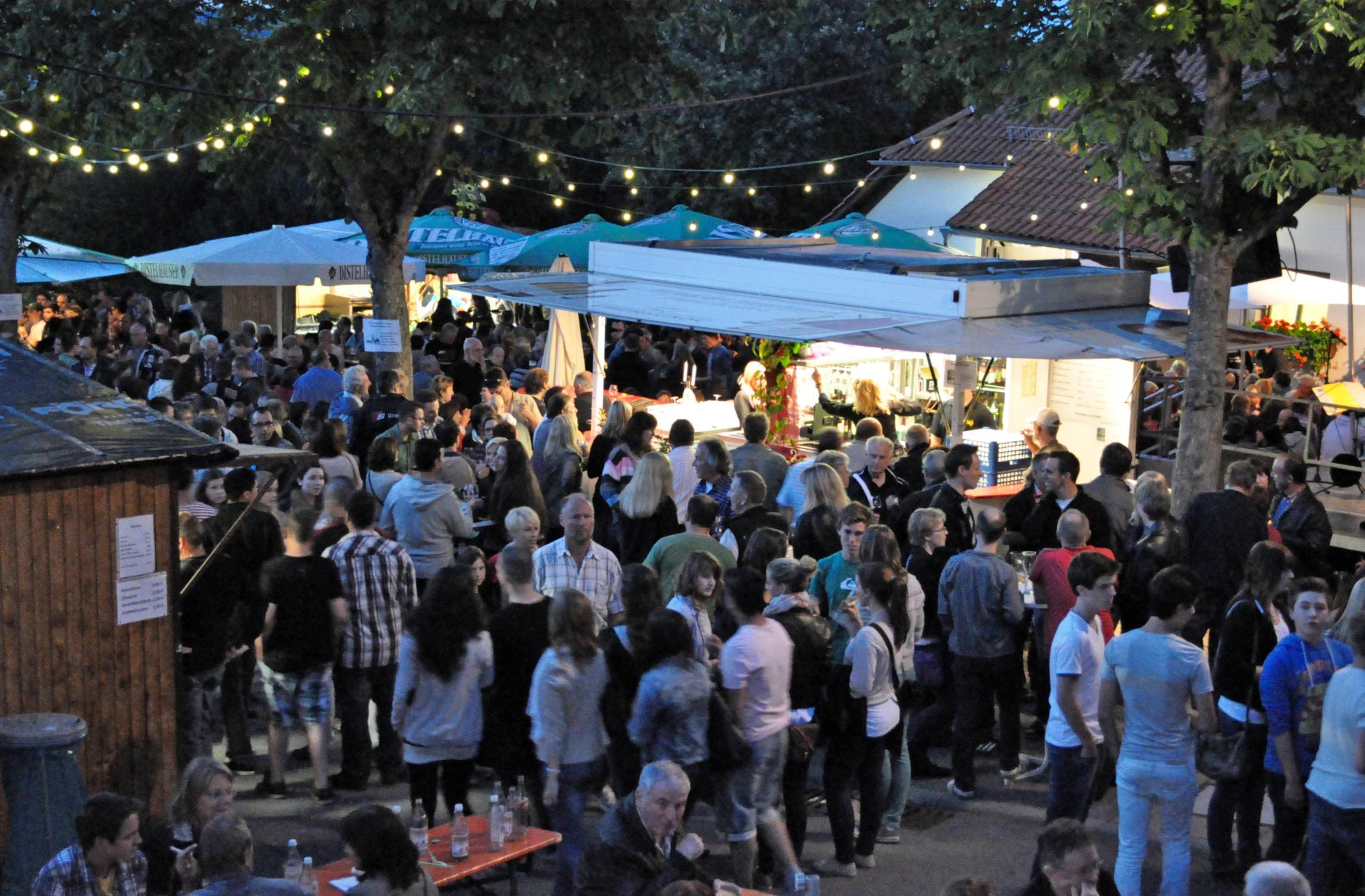 Trotz regen Besuchs geht es beim Dahenfelder Dorffest immer gemütlich zu, Die Hocketse rund um die Alte Kelter findet von Samstag bis Montag, 20. bis 22. Juli, statt. Foto: privat Trotz regen Besuchs geht es beim Dahenfelder Dorffest immer gemütlich zu, Die Hocketse rund um die Alte Kelter findet von Samstag bis Montag, 20. bis 22. Juli, statt. Foto: privat