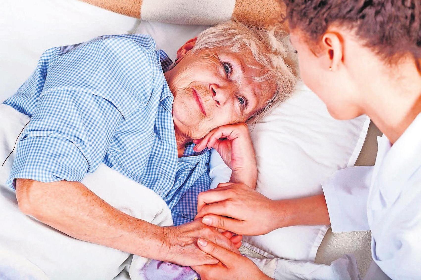 Alte und gesundheitlich beeinträchtige Menschen sehnen sich nach Geborgenheit, Verständnis und einer schützenden und helfenden Hand. Foto: djd/Deutsche Familienversicherung Alte und gesundheitlich beeinträchtige Menschen sehnen sich nach Geborgenheit, Verständnis und einer schützenden und helfenden Hand. Foto: djd/Deutsche Familienversicherung