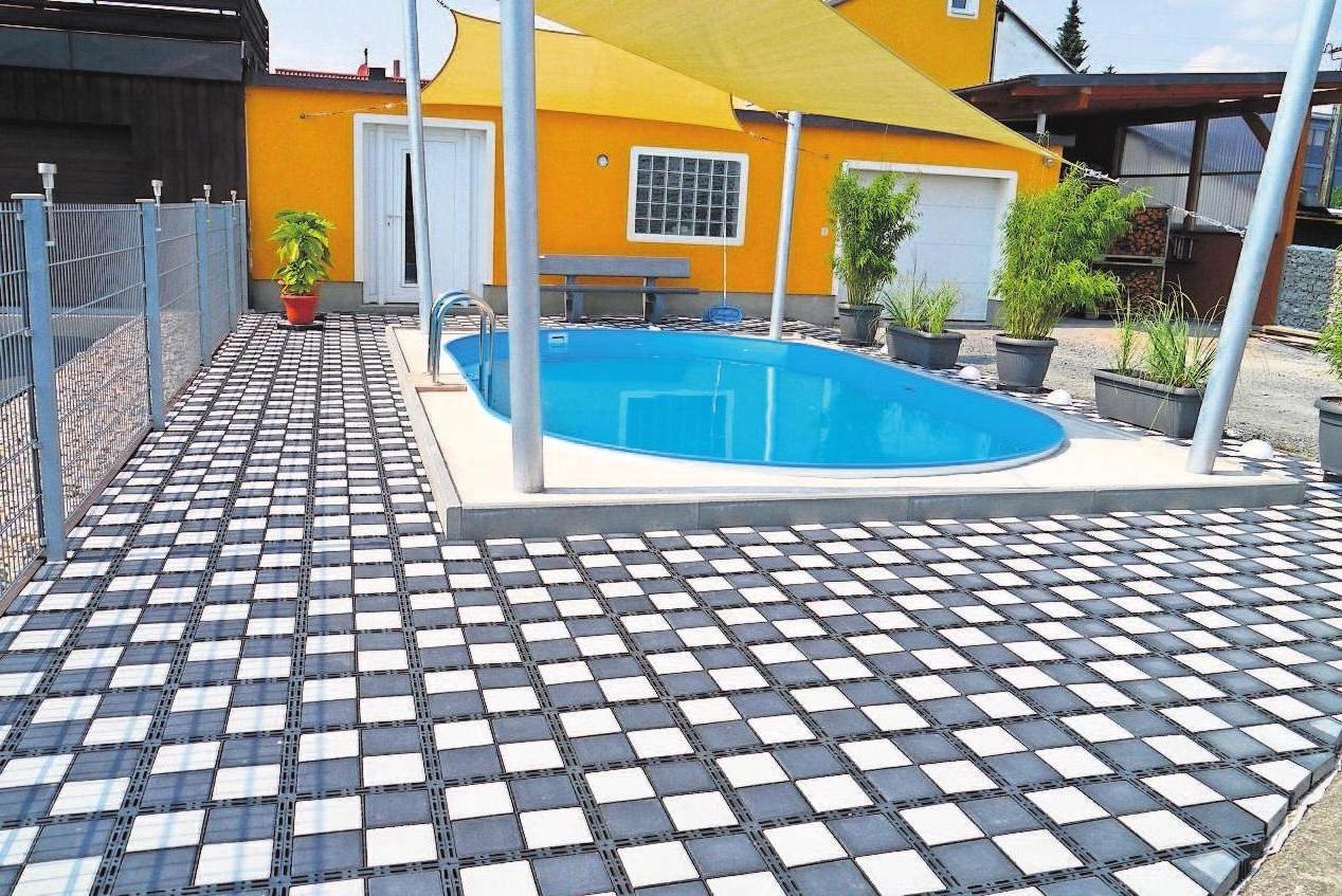 Die Umrandung eines Schwimmbassins mit Gittersteinen kann ein formschönes und auch dekoratives Element für die Gestaltung sein. Foto: Purus Die Umrandung eines Schwimmbassins mit Gittersteinen kann ein formschönes und auch dekoratives Element für die Gestaltung sein. Foto: Purus