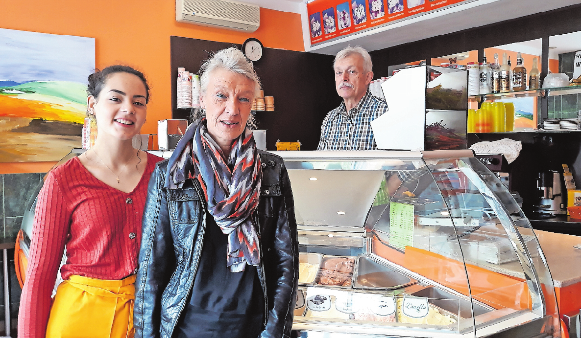 Stolz auf ihr Eis (von links): Aushilfe Gülin Sari, Anette und Anton Schmittutz. FOTO: BRÄUNLING Stolz auf ihr Eis (von links): Aushilfe Gülin Sari, Anette und Anton Schmittutz. FOTO: BRÄUNLING