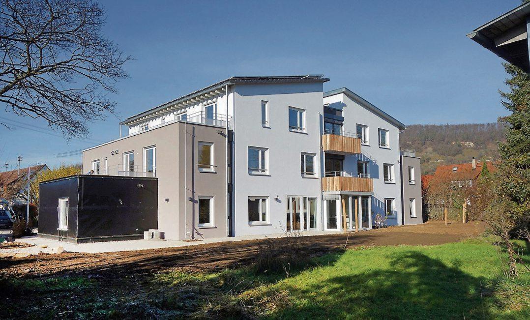 Ein einzigartiges Bauprojekt wurde in Hirschau verwirklicht: Im Erdgeschoss des Neubaus ist eine Wohngemeinschaft für elf ältere Menschen mit unterschiedlichem Unterstützungsbedarf eingerichtet. In den beiden darüberliegenden Geschossen befinden sich sieben Wohnungen für geflüchtete Familien. Mit seinen unterschiedlichen Höhen und der Gliederung der Bauteile wirkt das Gebäude offen und lebendig. Die Außenbereiche werden derzeit noch angelegt. Bilder: Uhland2, nestbau AG