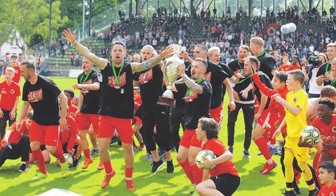 Die Kicker der Viktoria feierten ihren Triumph. Foto: Herbert Bucco Die Kicker der Viktoria feierten ihren Triumph. Foto: Herbert Bucco