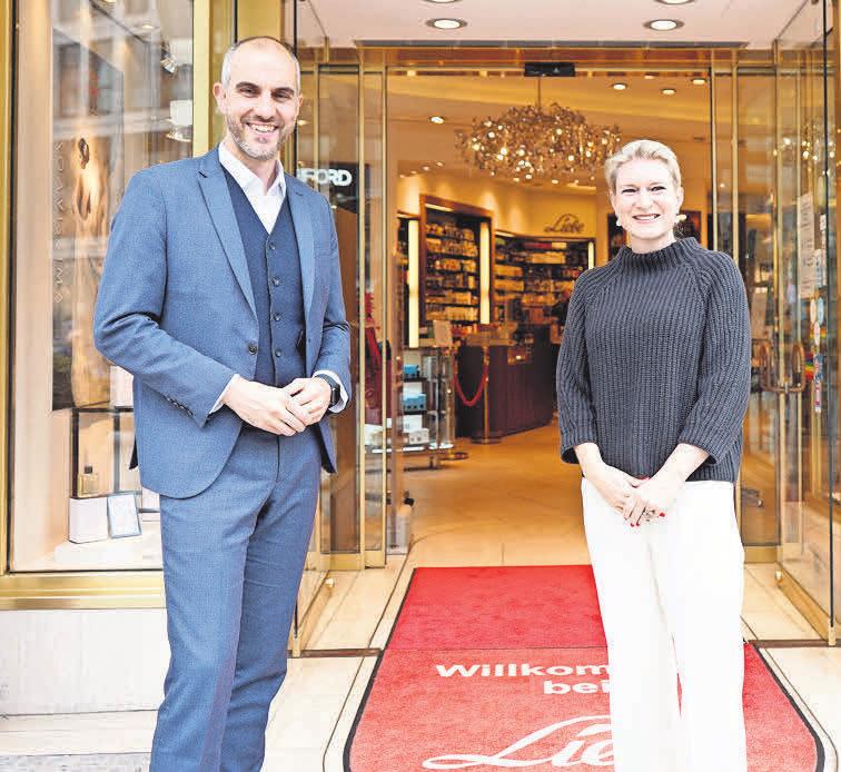 Prominenter Gratulant: Oberbürgermeister Belit Onay war einer der ersten Gäste, der Geschäftsführerin Caroline Prenzler zum Jubiläum beglückwünschte. Prominenter Gratulant: Oberbürgermeister Belit Onay war einer der ersten Gäste, der Geschäftsführerin Caroline Prenzler zum Jubiläum beglückwünschte.