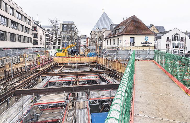 Die Baustelle wurde für die bevorstehende Sanierung komplett neu eingerüstet Die Baustelle wurde für die bevorstehende Sanierung komplett neu eingerüstet