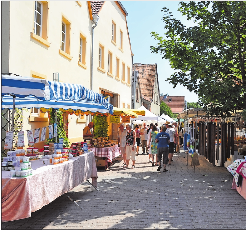 Der Schauernheimer Bauernmarkt punktet mit einem Angebot an regional produzierten Artikeln des Kunsthandwerks und Lebensmitteln: hier Eindrücke von 2017. FOTOS: CLEMENS Der Schauernheimer Bauernmarkt punktet mit einem Angebot an regional produzierten Artikeln des Kunsthandwerks und Lebensmitteln: hier Eindrücke von 2017. FOTOS: CLEMENS