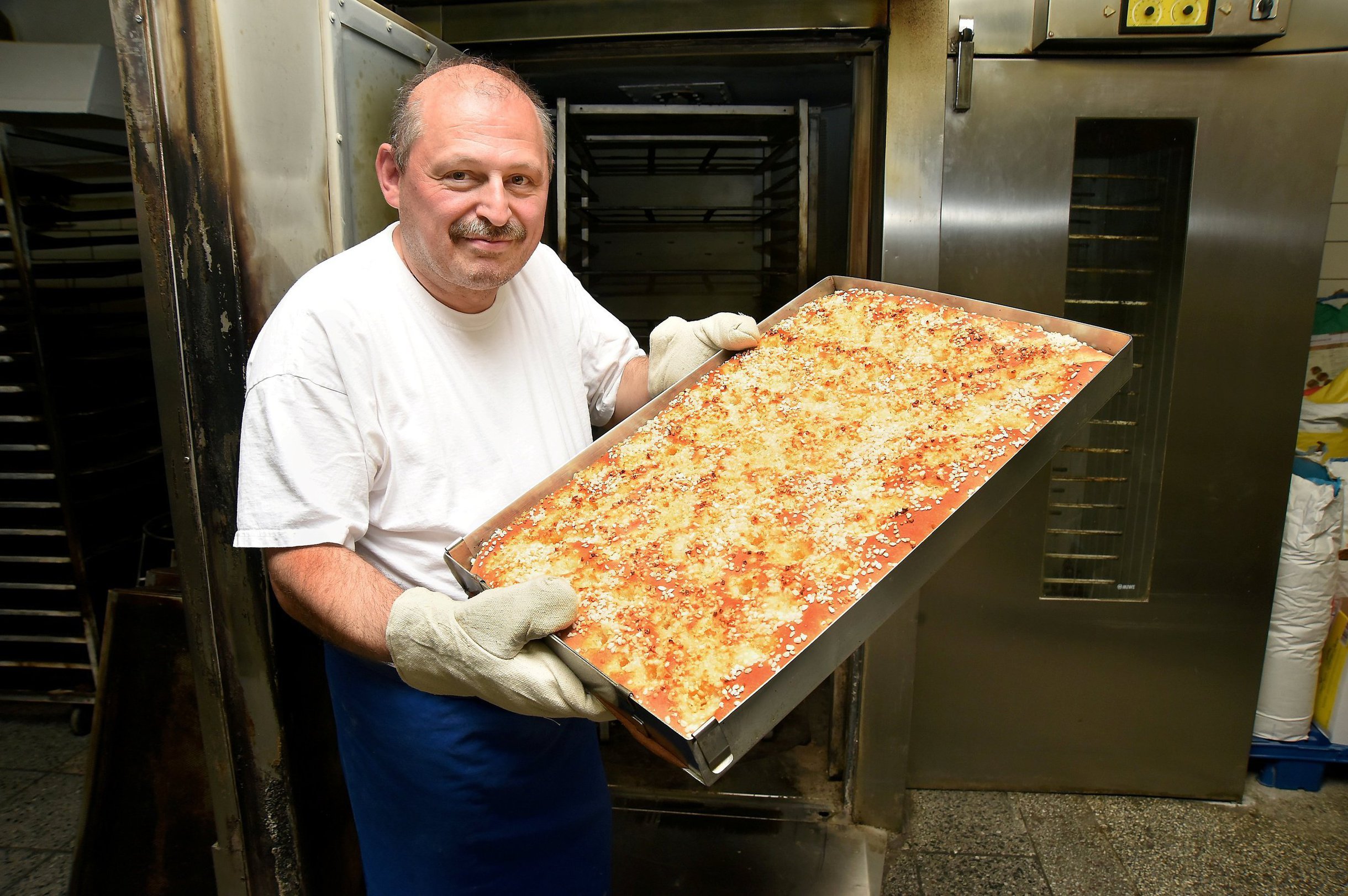 Bäckermeister Thomas Walter bei den Vorbereitungen im vergangenen Jahr in seiner Backstube. FOTO: MZ-ARCHIV/HARTMUT KRIMMER Bäckermeister Thomas Walter bei den Vorbereitungen im vergangenen Jahr in seiner Backstube. FOTO: MZ-ARCHIV/HARTMUT KRIMMER