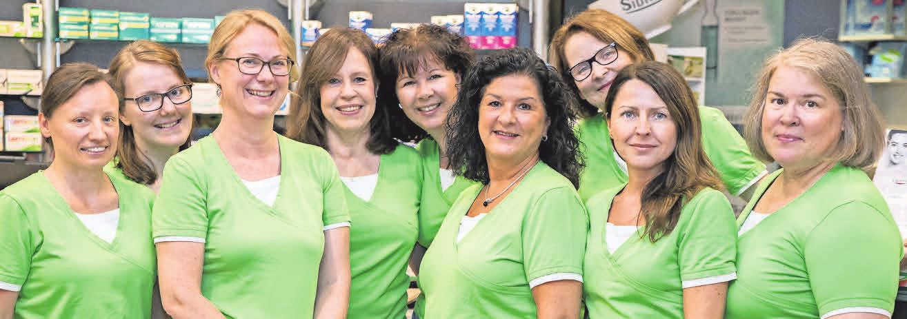 Fachkundige Frauen: Dr. Gisela Reinert (Dritte von links) und das Team der Apotheke am Fasanenkrug. Fachkundige Frauen: Dr. Gisela Reinert (Dritte von links) und das Team der Apotheke am Fasanenkrug.