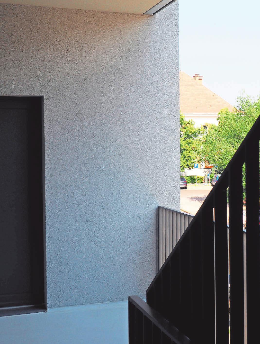 Das Treppenhaus liegt außerhalb, wodurch natürliches Licht einfällt und Platz gespart wurde. Das Treppenhaus liegt außerhalb, wodurch natürliches Licht einfällt und Platz gespart wurde.