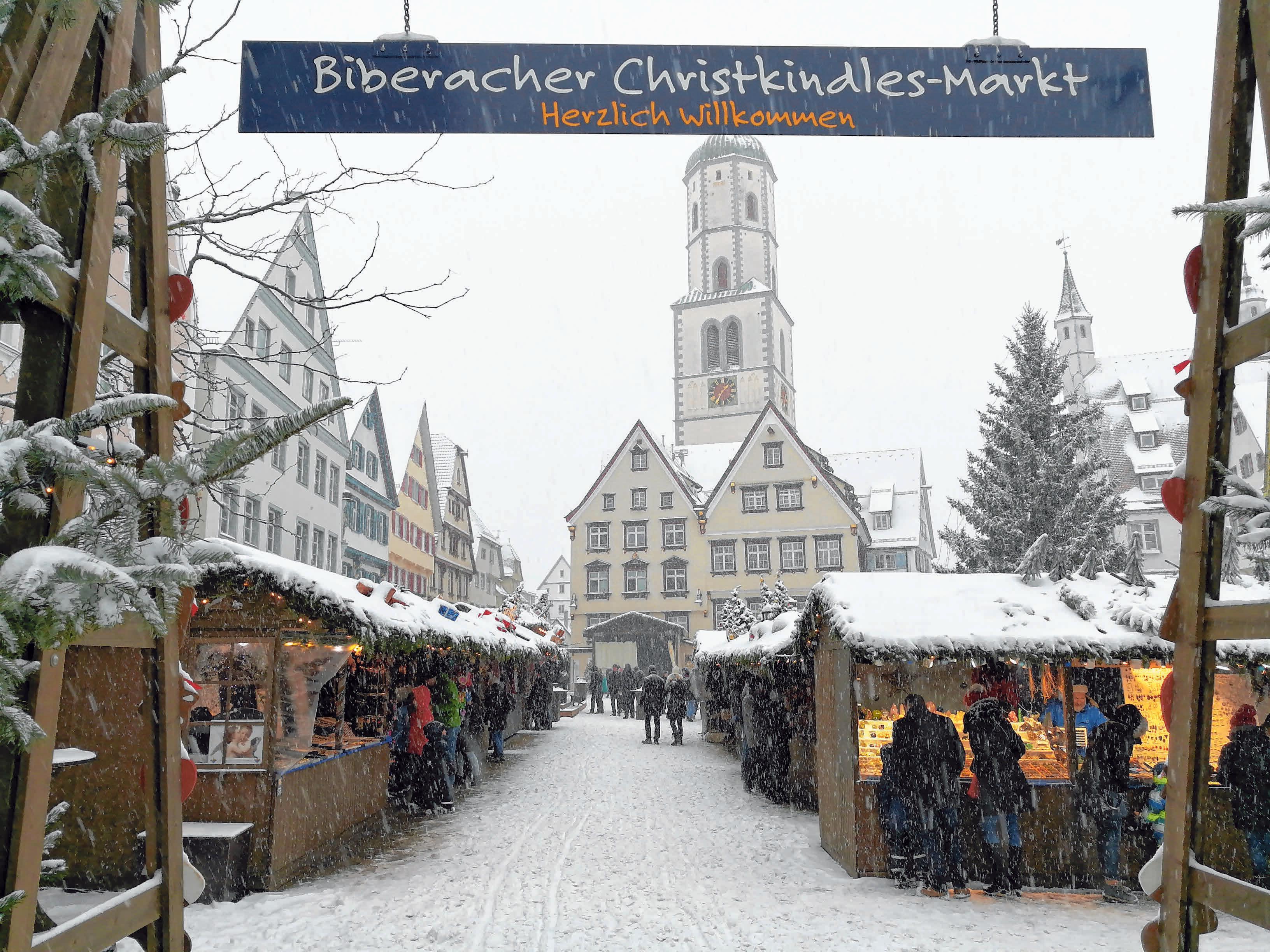 Der Biberacher Christkindles-Markt begeistert mit weißer Kulisse. FOTO: OH Der Biberacher Christkindles-Markt begeistert mit weißer Kulisse. FOTO: OH
