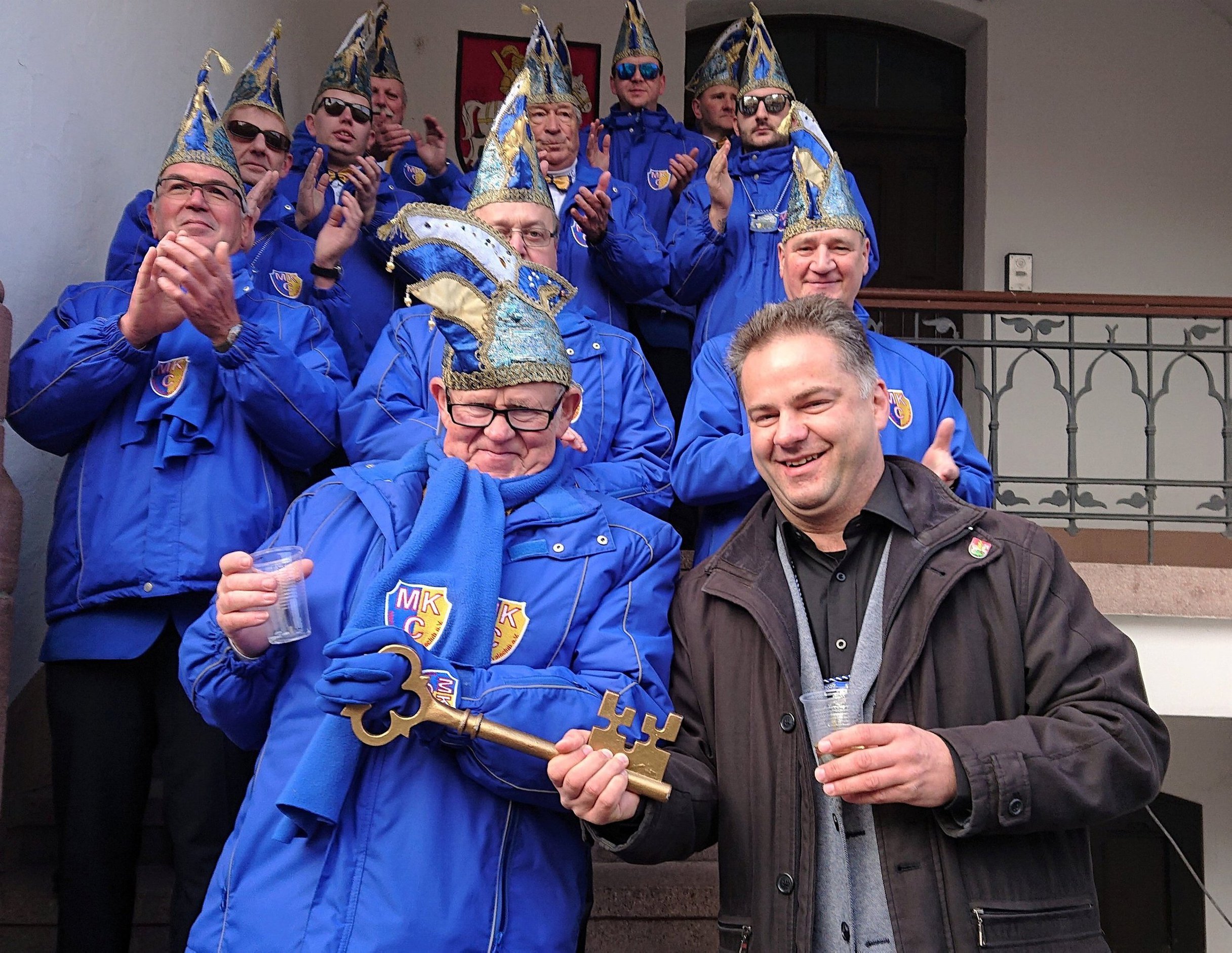 Bürgermeister Andreas Koch musste den Stadtschlüssel am 11.11. den Mansfelder Karnevalisten überlassen. Diese feiern noch bis zum Aschermittwoch ihre 5. Jahreszeit (kl. Bild) FOTOS: F. FAHNERT/K. LABITZKE Bürgermeister Andreas Koch musste den Stadtschlüssel am 11.11. den Mansfelder Karnevalisten überlassen. Diese feiern noch bis zum Aschermittwoch ihre 5. Jahreszeit (kl. Bild) FOTOS: F. FAHNERT/K. LABITZKE