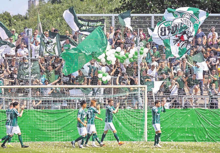Die Lübecker Fans organisieren vor dem Spiel eine Choreo. Die Lübecker Fans organisieren vor dem Spiel eine Choreo.