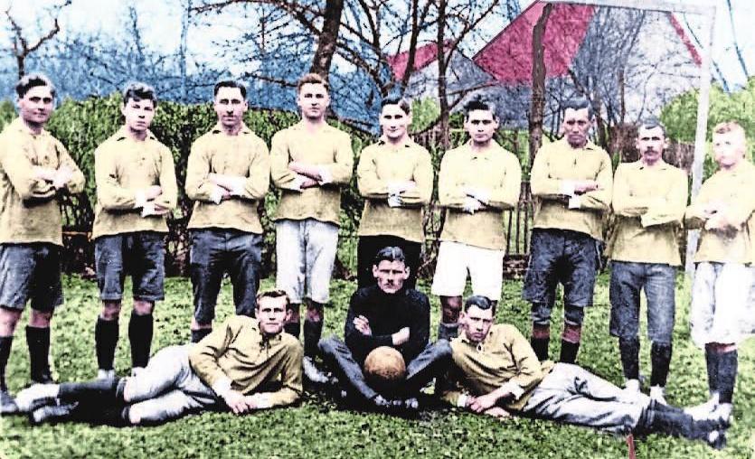 Gründermannschaft - stehend (v.l.): Martin Wolf, Robert Deubel, Karl Specht, Christian Weber, Karl Mäurer, Otto Wolf, Emil Specht, Otto Birkel, Karl Deubel; liegend: Wilhelm Schmidt, Fritz Wey (vermutlich Vereinsvorsitz), Fritz Fladung; nicht im Bild Ernst Saft und August Schreiber Foto: Archiv Hartmann Gründermannschaft - stehend (v.l.): Martin Wolf, Robert Deubel, Karl Specht, Christian Weber, Karl Mäurer, Otto Wolf, Emil Specht, Otto Birkel, Karl Deubel; liegend: Wilhelm Schmidt, Fritz Wey (vermutlich Vereinsvorsitz), Fritz Fladung; nicht im Bild Ernst Saft und August Schreiber Foto: Archiv Hartmann