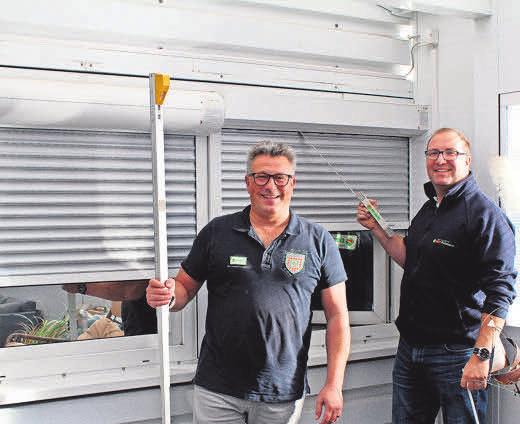Dirk Demtröder (l.) und Jan Wetendorf aus dem HZF Bauzentrum Fehmarn bieten in Sachen Außenrollläden alles aus einer Hand an. Beratung, Aufmaß und Montage gehören zum Rundum-Sorglos-Paket. Dirk Demtröder (l.) und Jan Wetendorf aus dem HZF Bauzentrum Fehmarn bieten in Sachen Außenrollläden alles aus einer Hand an. Beratung, Aufmaß und Montage gehören zum Rundum-Sorglos-Paket.